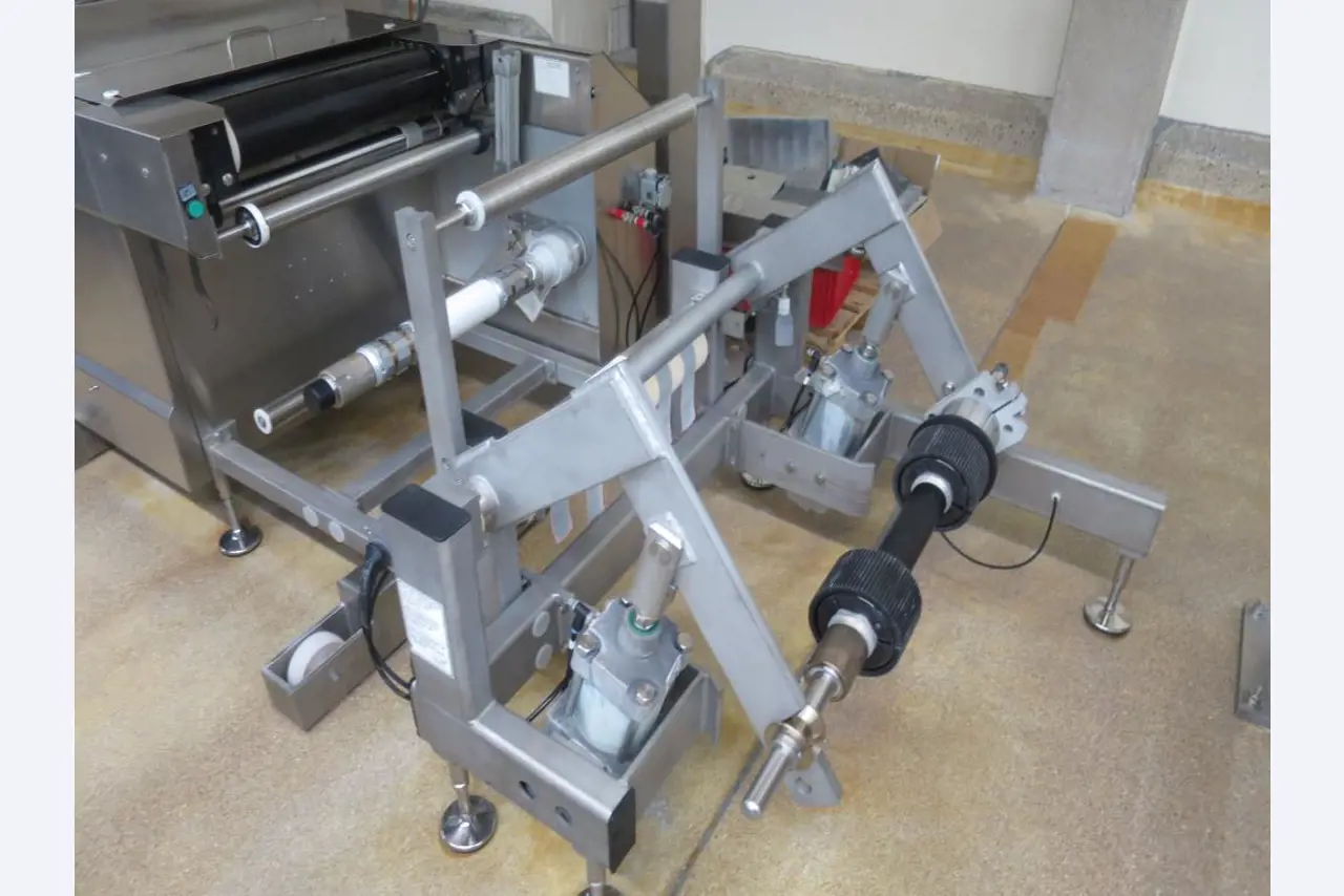 Máquinas bem conservadas para a produção de carnes salgadas/produtos de carne curados e carnes fumadas, máquinas de corte e de embalagem, equipamento de fábrica e de escritório-3