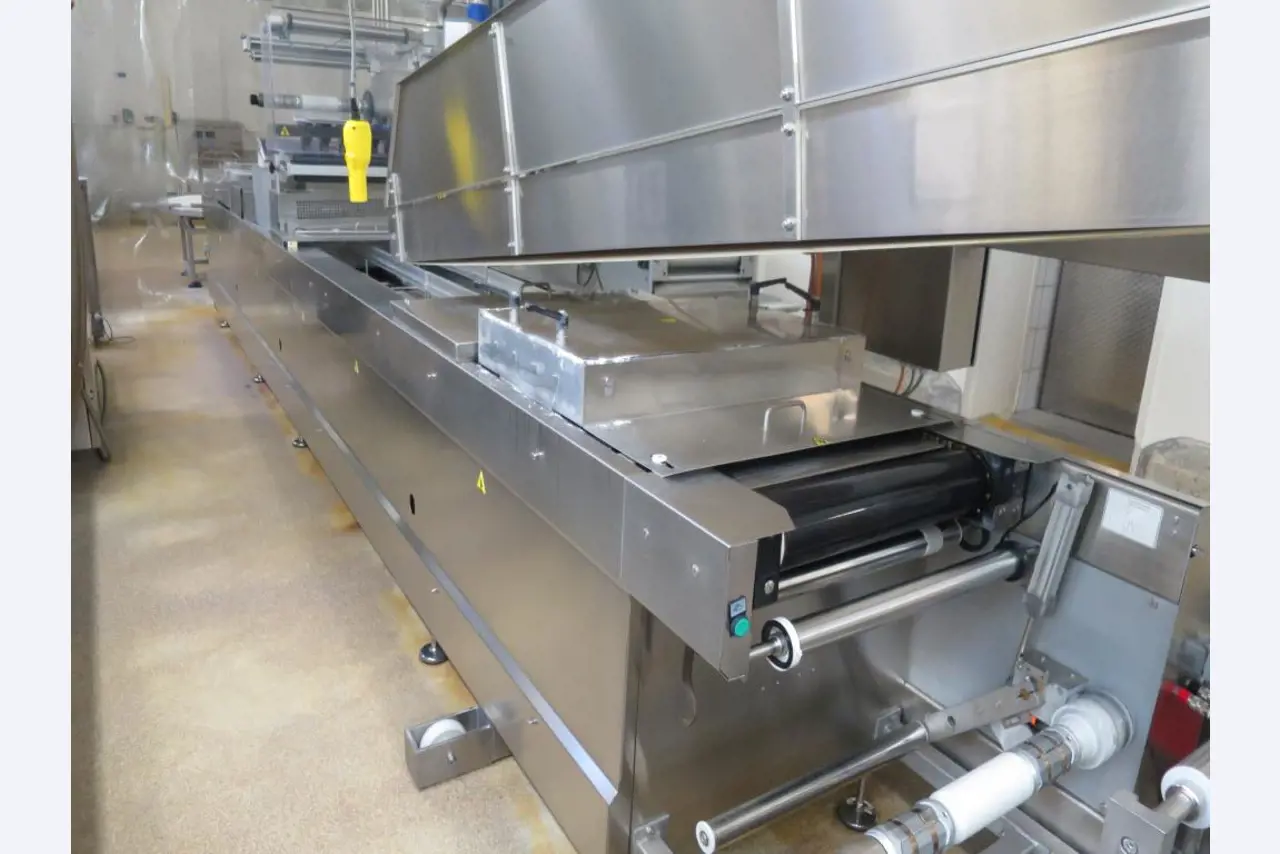 Máquinas bem conservadas para a produção de carnes salgadas/produtos de carne curados e carnes fumadas, máquinas de corte e de embalagem, equipamento de fábrica e de escritório-4