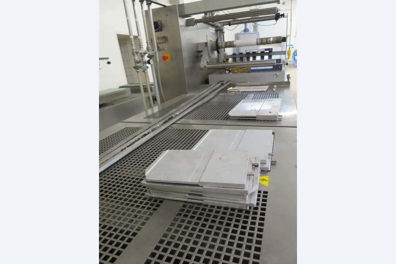 Máquinas bem conservadas para a produção de carnes salgadas/produtos de carne curados e carnes fumadas, máquinas de corte e de embalagem, equipamento de fábrica e de escritório-5