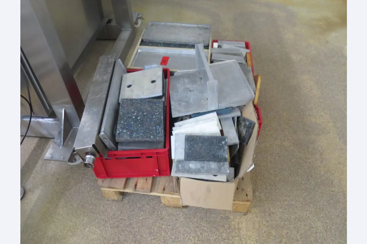 Máquinas bem conservadas para a produção de carnes salgadas/produtos de carne curados e carnes fumadas, máquinas de corte e de embalagem, equipamento de fábrica e de escritório-8