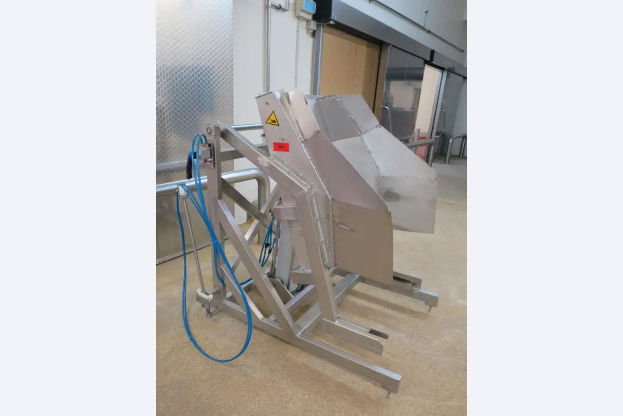 Máquinas bem conservadas para a produção de carnes salgadas/produtos de carne curados e carnes fumadas, máquinas de corte e de embalagem, equipamento de fábrica e de escritório-1