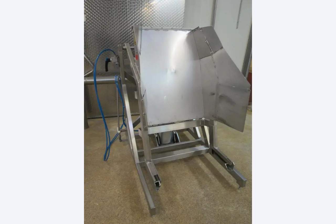 Máquinas bem conservadas para a produção de carnes salgadas/produtos de carne curados e carnes fumadas, máquinas de corte e de embalagem, equipamento de fábrica e de escritório-3