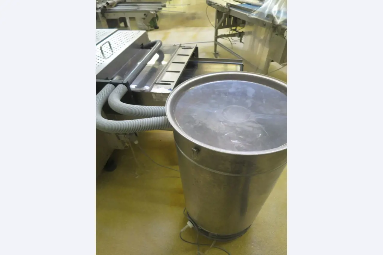 Máquinas bem conservadas para a produção de carnes salgadas/produtos de carne curados e carnes fumadas, máquinas de corte e de embalagem, equipamento de fábrica e de escritório-3