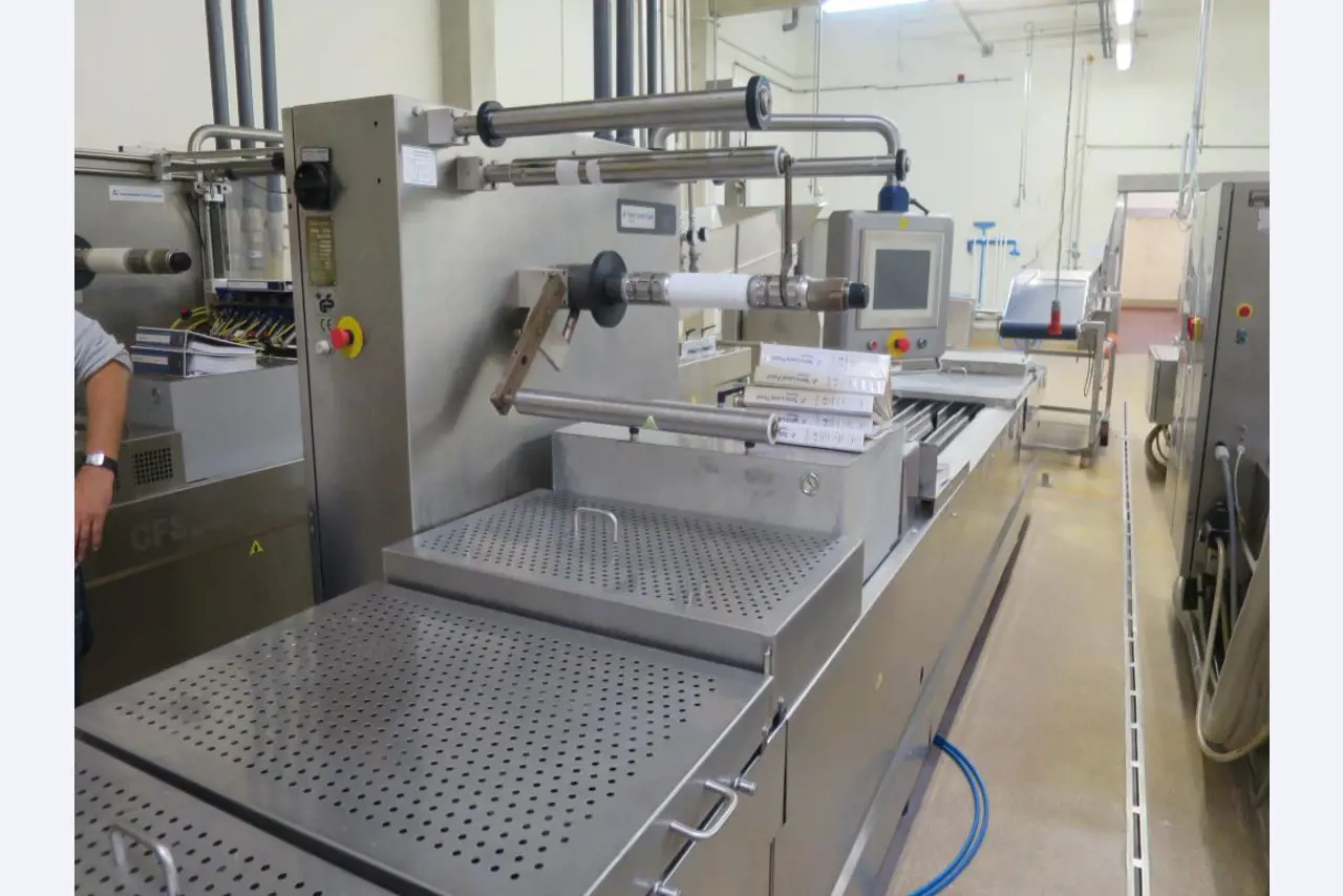 Máquinas bem conservadas para a produção de carnes salgadas/produtos de carne curados e carnes fumadas, máquinas de corte e de embalagem, equipamento de fábrica e de escritório-4