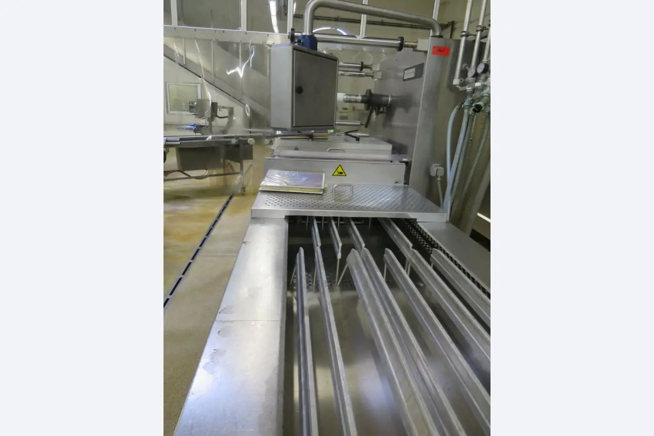 Máquinas bem conservadas para a produção de carnes salgadas/produtos de carne curados e carnes fumadas, máquinas de corte e de embalagem, equipamento de fábrica e de escritório-6