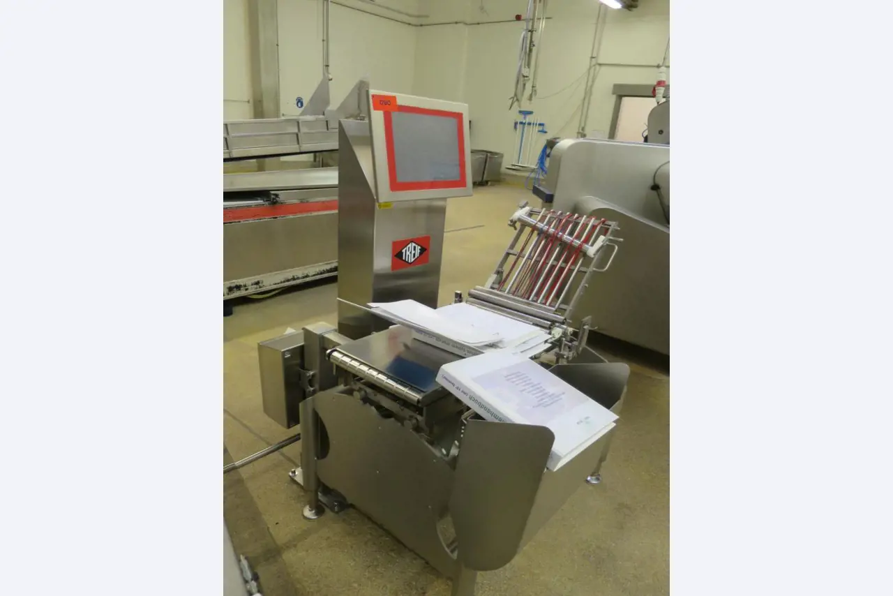 Máquinas bem conservadas para a produção de carnes salgadas/produtos de carne curados e carnes fumadas, máquinas de corte e de embalagem, equipamento de fábrica e de escritório-2