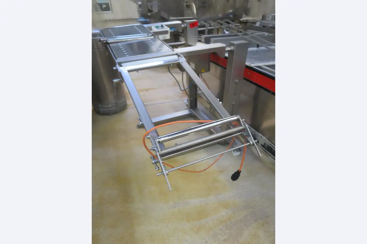 Máquinas bem conservadas para a produção de carnes salgadas/produtos de carne curados e carnes fumadas, máquinas de corte e de embalagem, equipamento de fábrica e de escritório-4