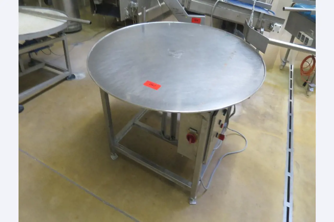 Dobře udržované stroje na výrobu solených masných výrobků a uzenin, porcovací a balicí stroje, tovární a kancelářské vybavení.-1