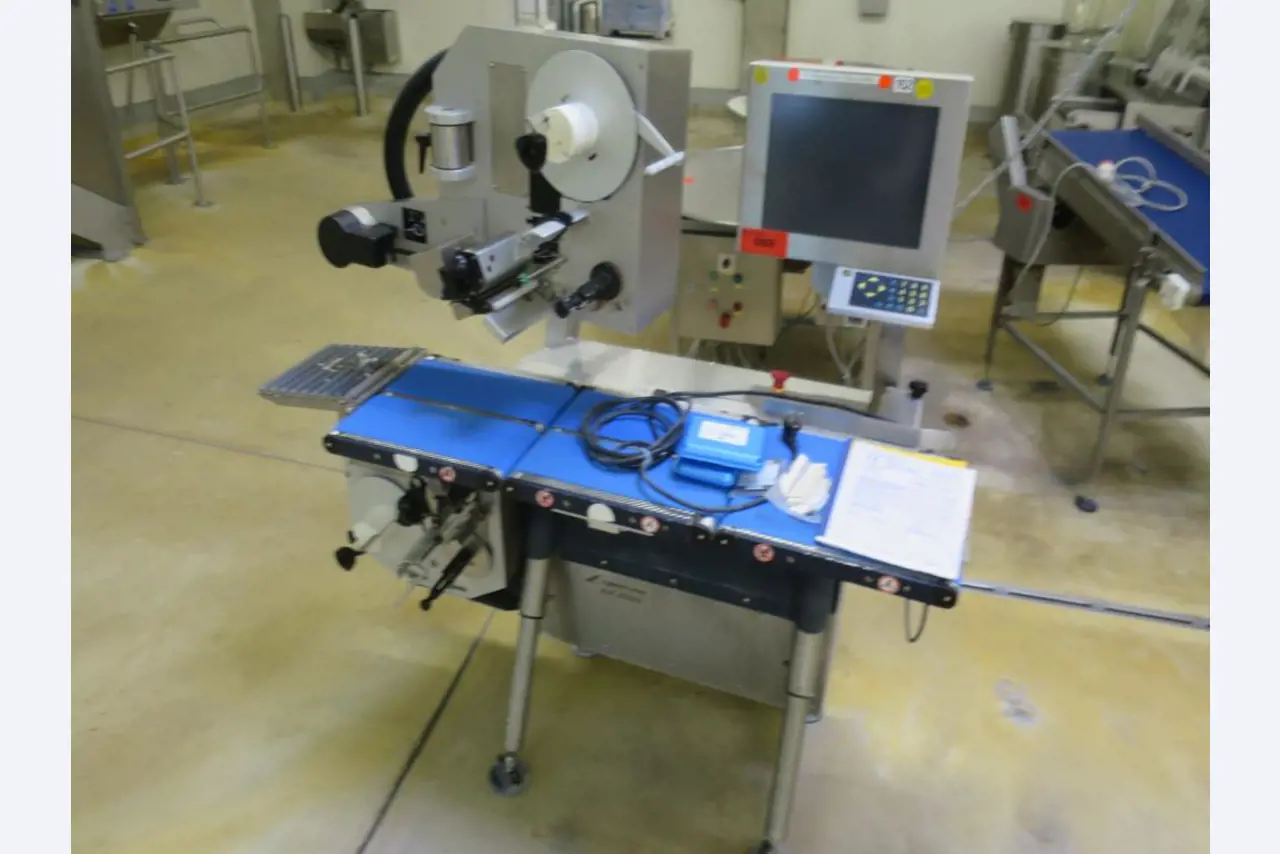 Máquinas bem conservadas para a produção de carnes salgadas/produtos de carne curados e carnes fumadas, máquinas de corte e de embalagem, equipamento de fábrica e de escritório-2