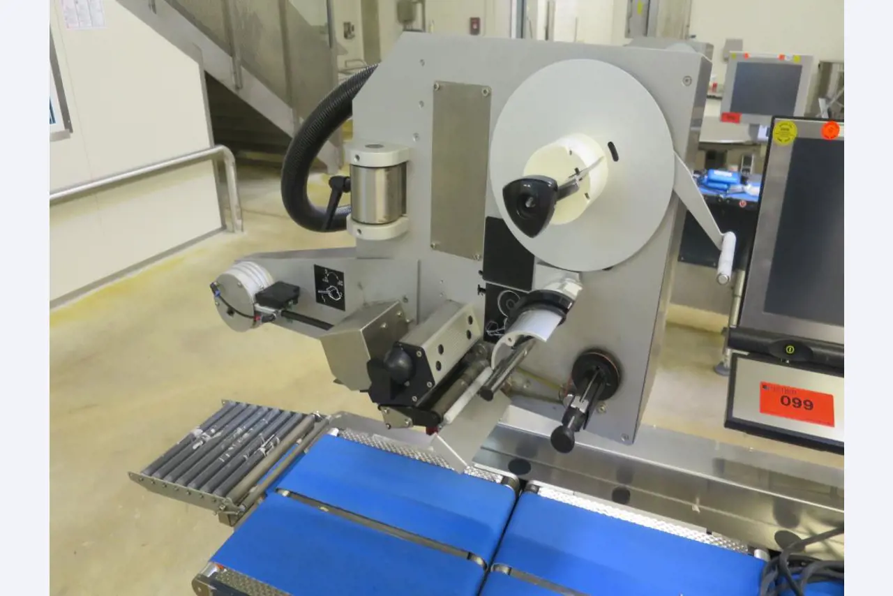 Máquinas bem conservadas para a produção de carnes salgadas/produtos de carne curados e carnes fumadas, máquinas de corte e de embalagem, equipamento de fábrica e de escritório-4