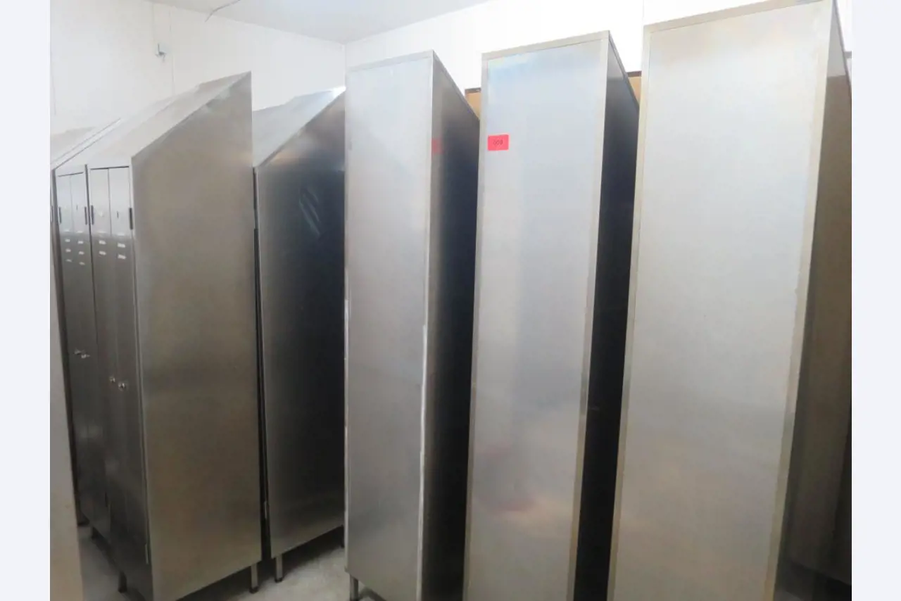 Máquinas bem conservadas para a produção de carnes salgadas/produtos de carne curados e carnes fumadas, máquinas de corte e de embalagem, equipamento de fábrica e de escritório-1