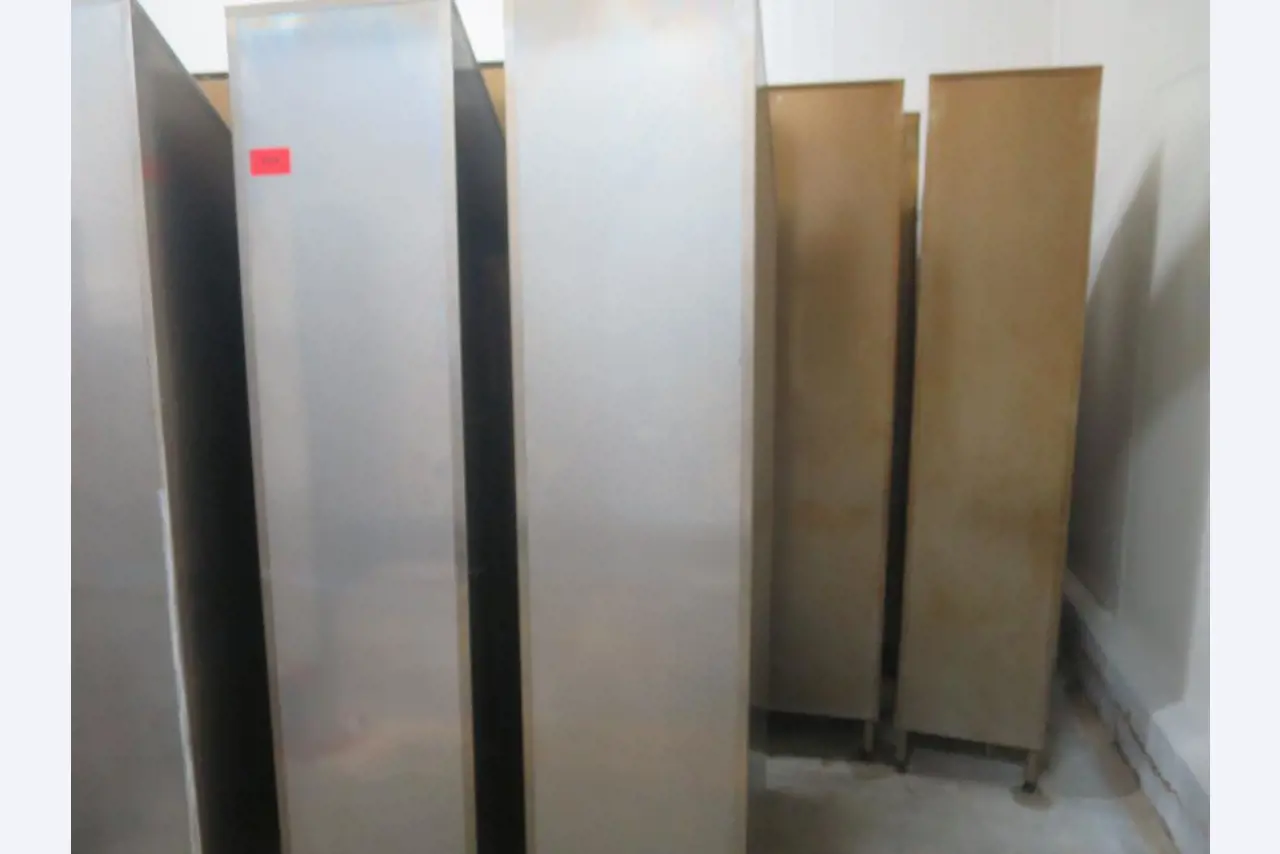 Máquinas bem conservadas para a produção de carnes salgadas/produtos de carne curados e carnes fumadas, máquinas de corte e de embalagem, equipamento de fábrica e de escritório-2