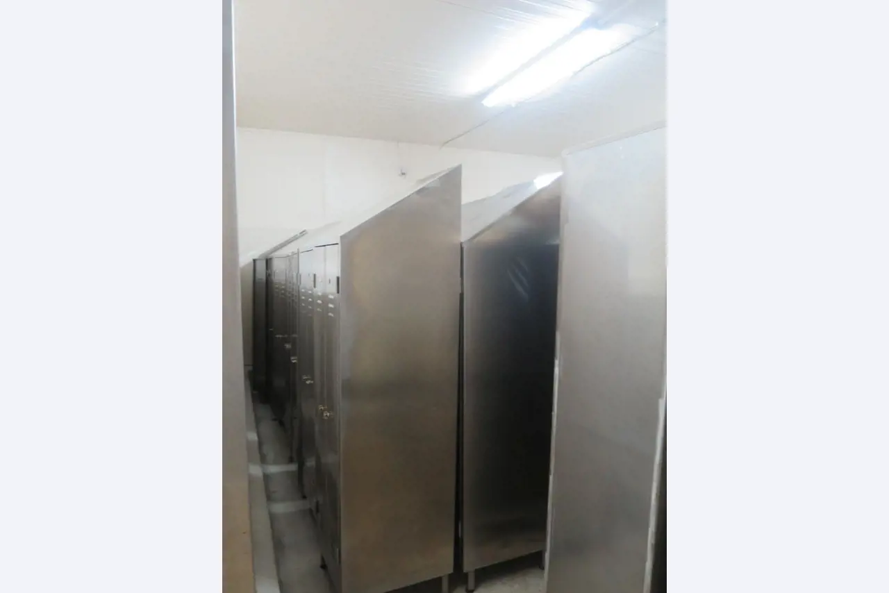 Máquinas bem conservadas para a produção de carnes salgadas/produtos de carne curados e carnes fumadas, máquinas de corte e de embalagem, equipamento de fábrica e de escritório-3