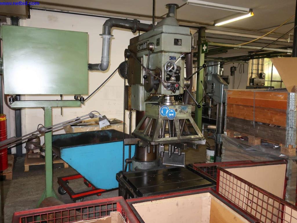 Máquinas, equipamento operacional e de escritório de uma fábrica de motoredutores-1