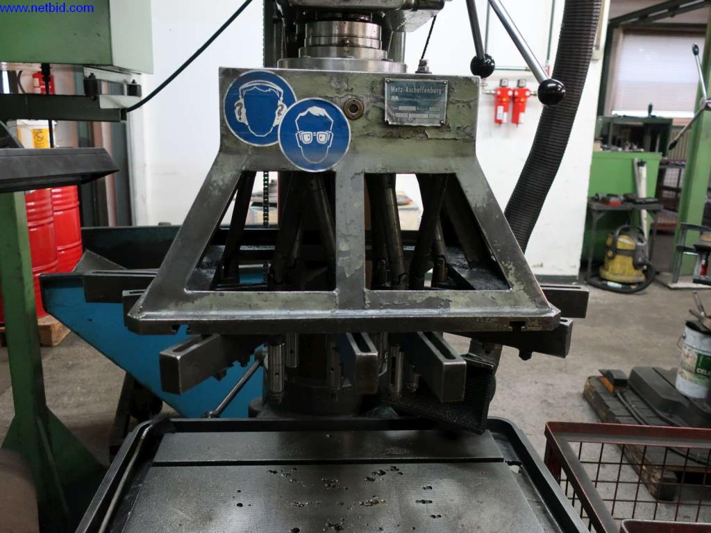 Máquinas, equipamento operacional e de escritório de uma fábrica de motoredutores-5