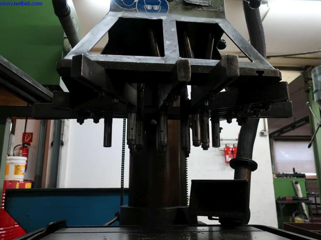 Máquinas, equipamento operacional e de escritório de uma fábrica de motoredutores-6