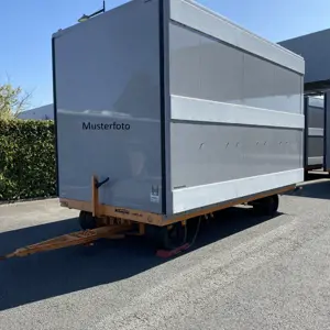 Varias carretillas elevadoras/camiones y vehículos industriales