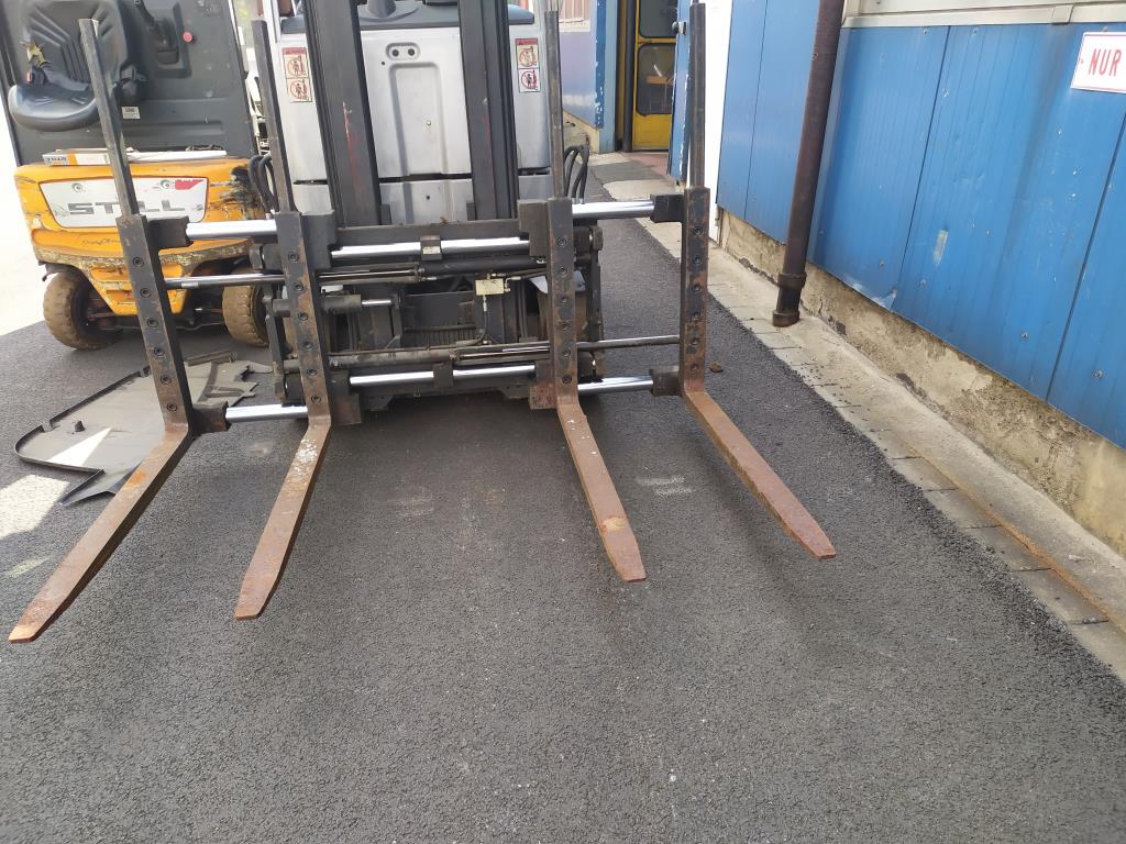 Varias carretillas elevadoras/camiones y vehículos industriales-2