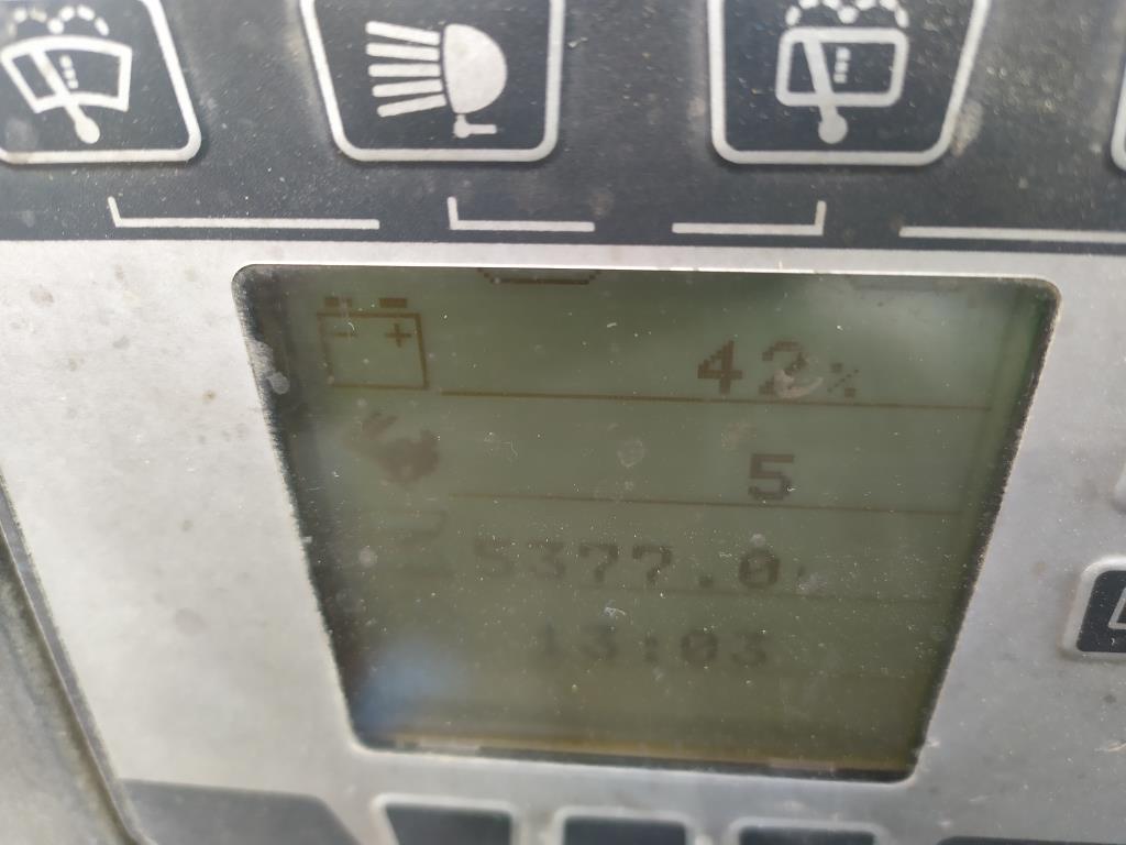 Varias carretillas elevadoras/camiones y vehículos industriales-3