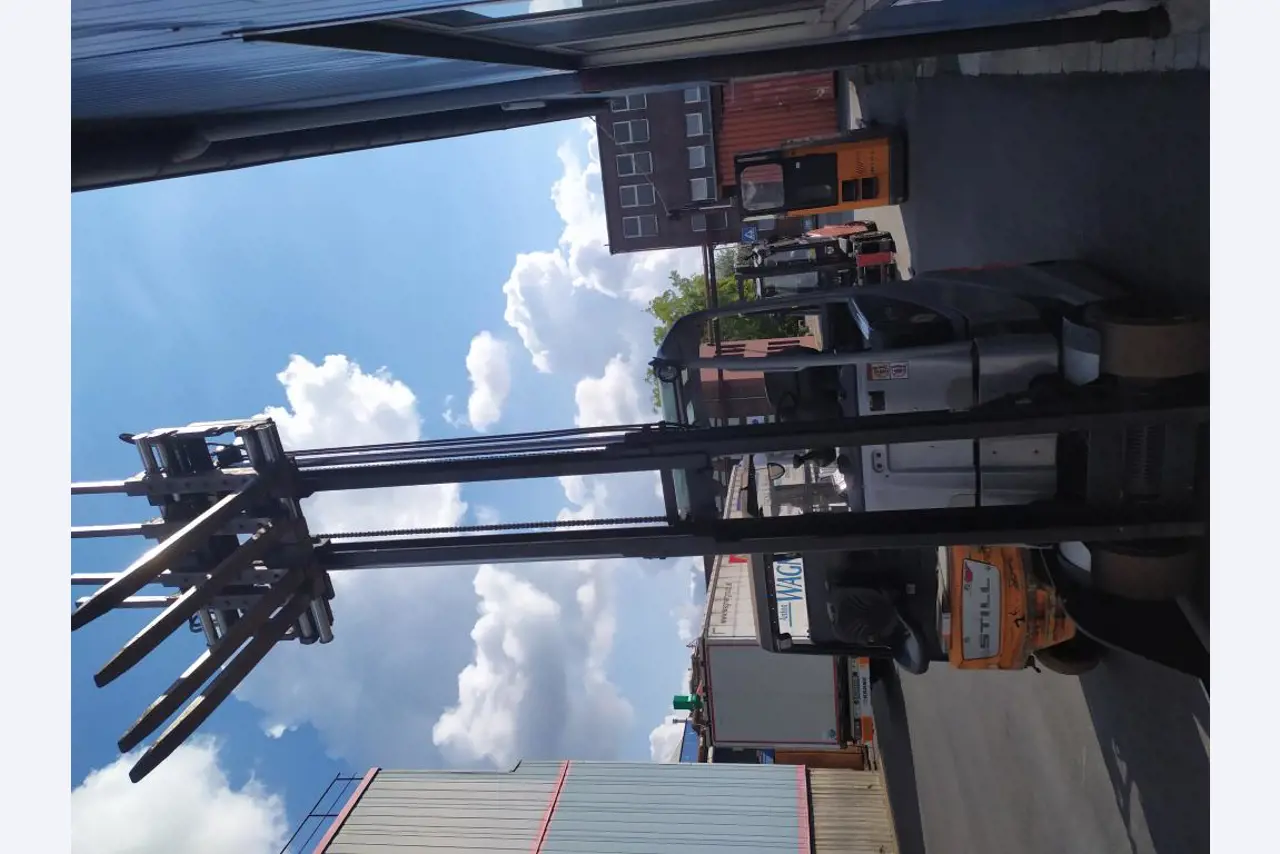 Diverse vorkheftrucks/ industriële trucks en voertuigen-4