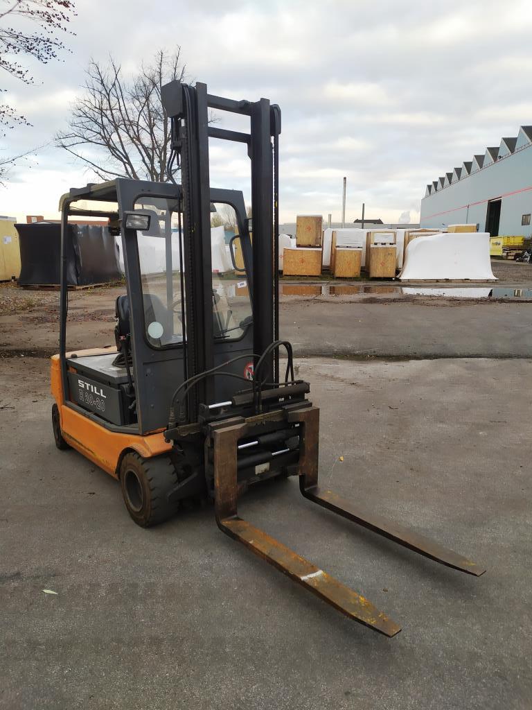 Varias carretillas elevadoras/camiones y vehículos industriales-1