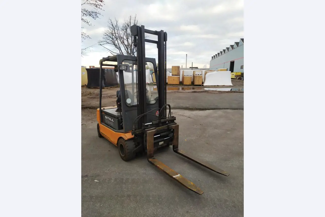 Varias carretillas elevadoras/camiones y vehículos industriales-1