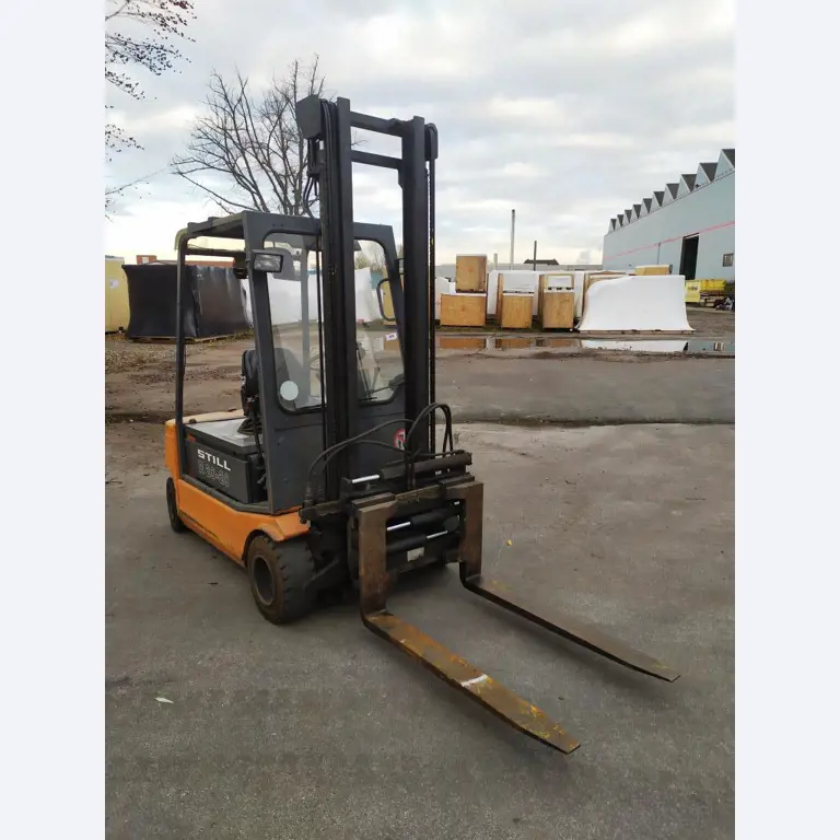 Varias carretillas elevadoras/camiones y vehículos industriales-1