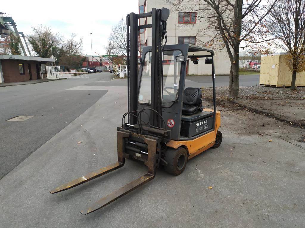 Varias carretillas elevadoras/camiones y vehículos industriales-2