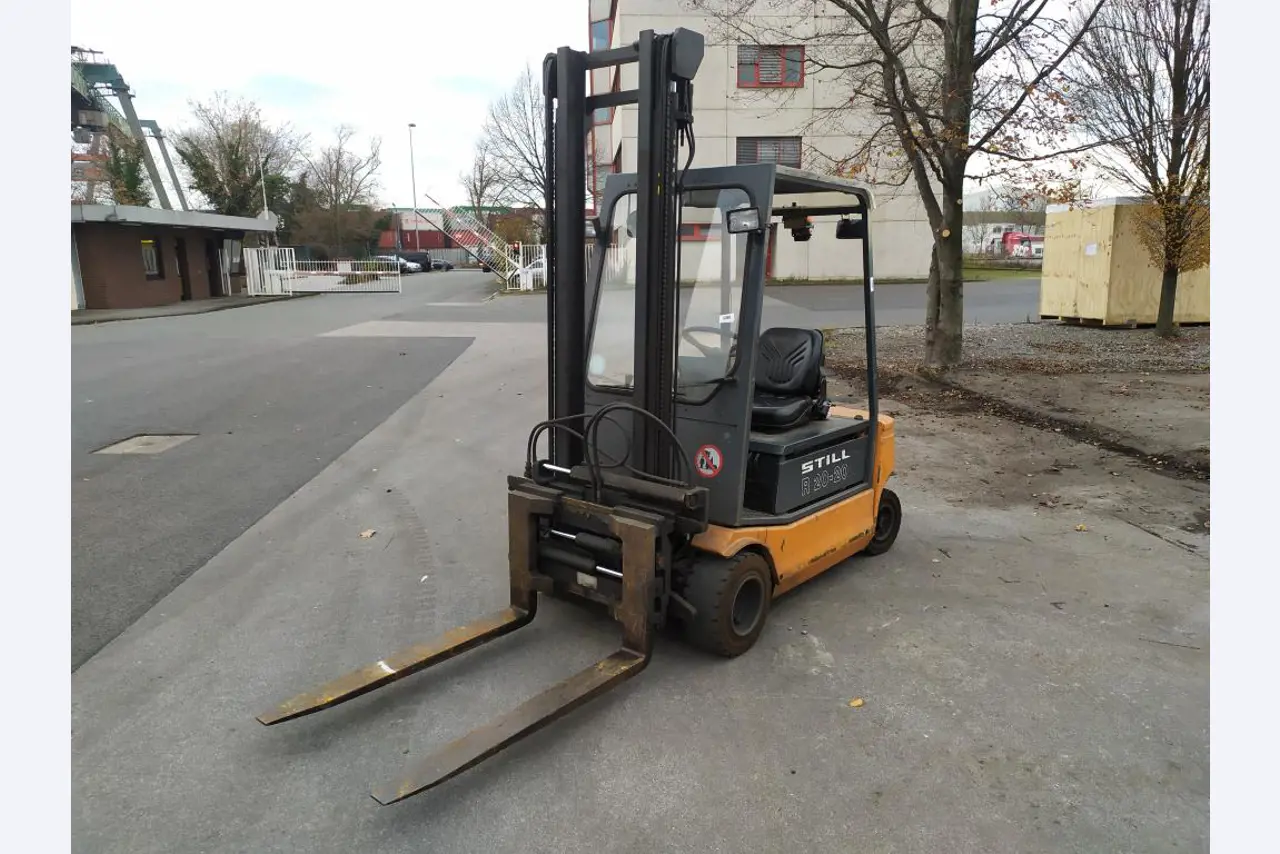 Varias carretillas elevadoras/camiones y vehículos industriales-2