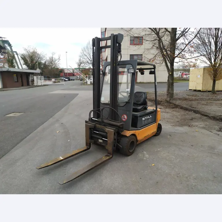 Varias carretillas elevadoras/camiones y vehículos industriales-2