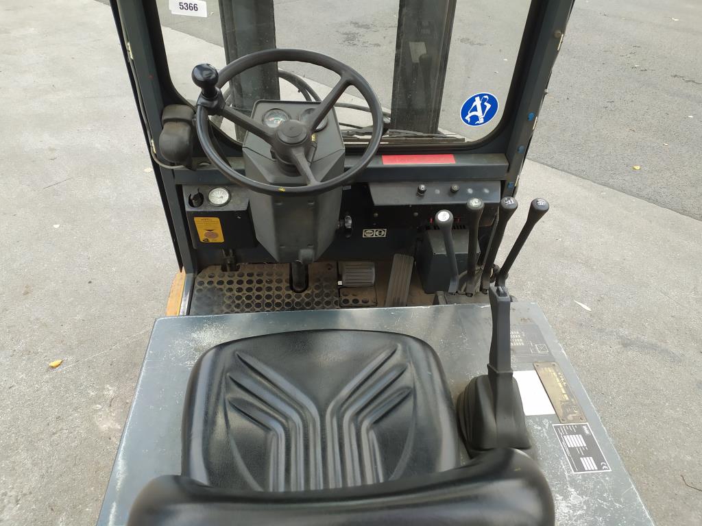 Varias carretillas elevadoras/camiones y vehículos industriales-3