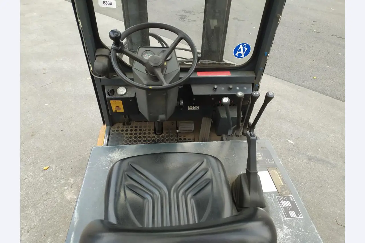 Varias carretillas elevadoras/camiones y vehículos industriales-3