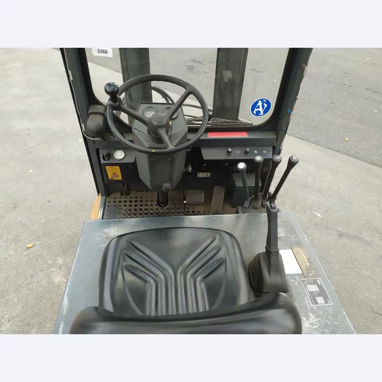 Varias carretillas elevadoras/camiones y vehículos industriales-3