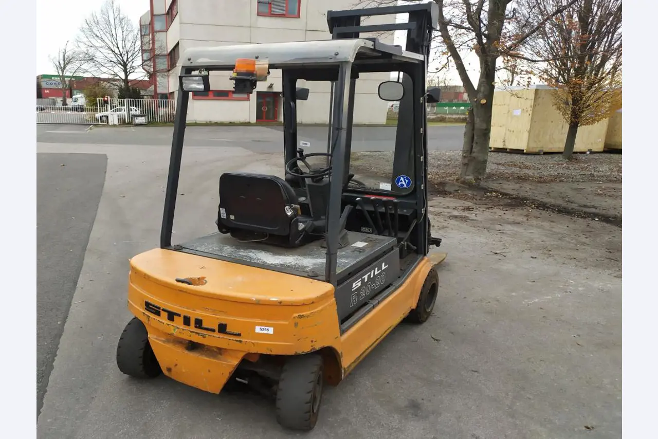 Varias carretillas elevadoras/camiones y vehículos industriales-6