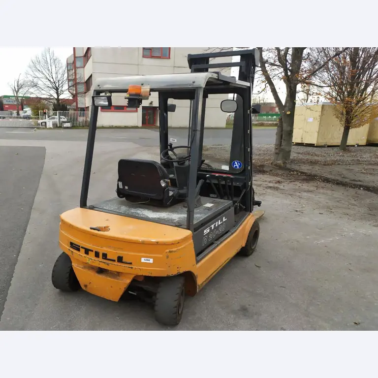 Varias carretillas elevadoras/camiones y vehículos industriales-6