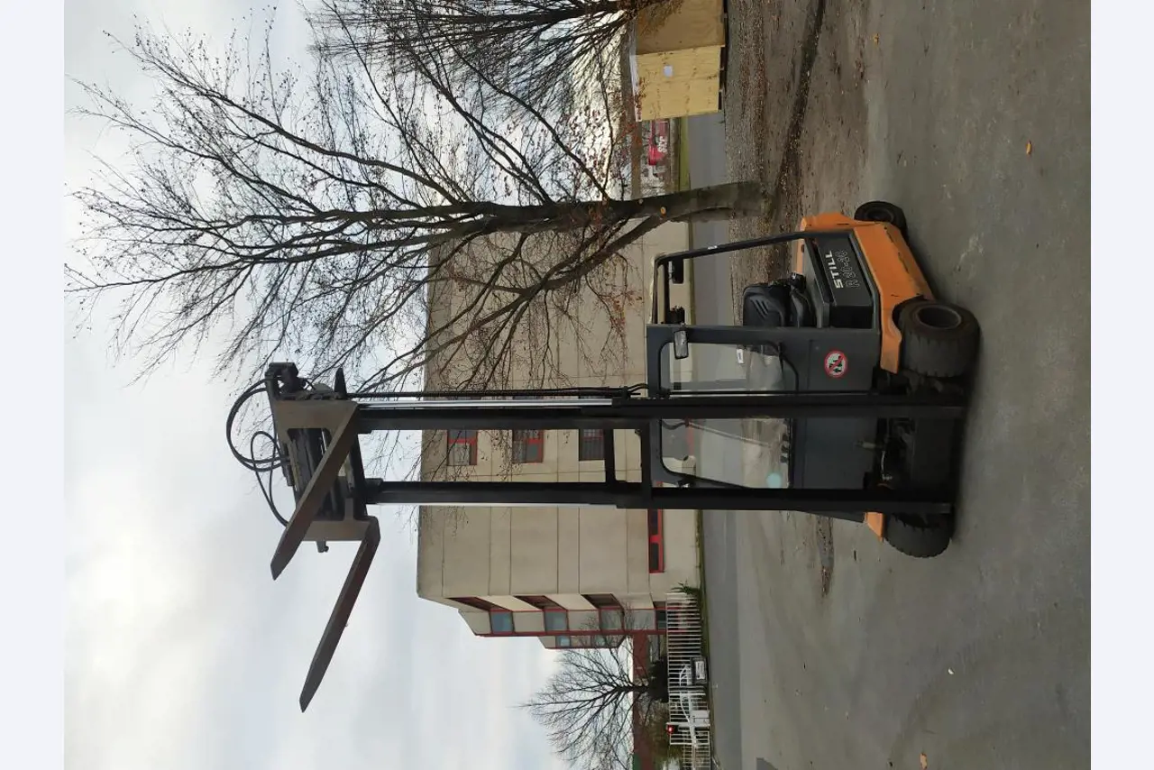 Varias carretillas elevadoras/camiones y vehículos industriales-7