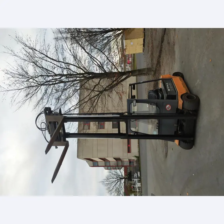 Varias carretillas elevadoras/camiones y vehículos industriales-7