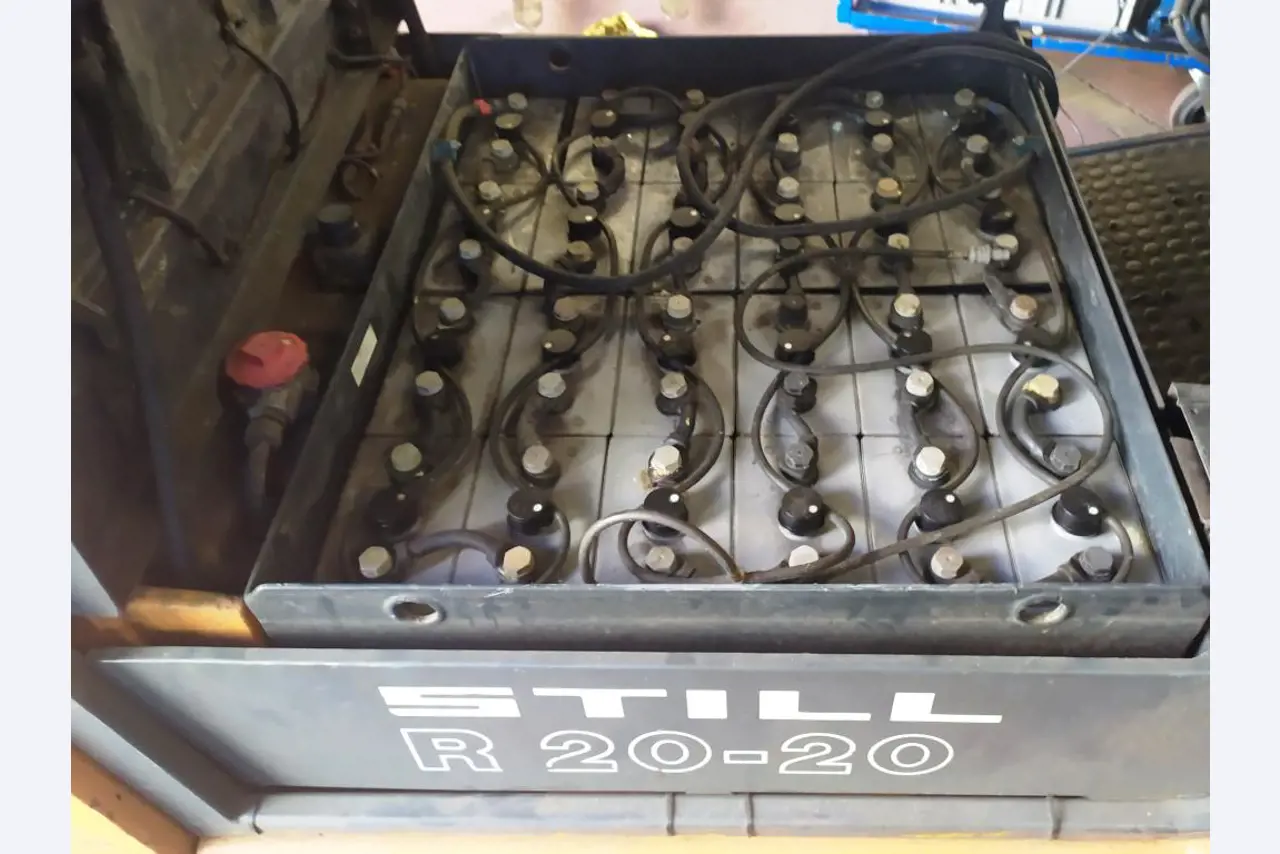 Varias carretillas elevadoras/camiones y vehículos industriales-8