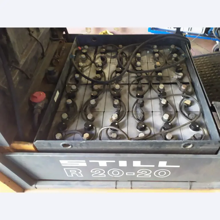 Varias carretillas elevadoras/camiones y vehículos industriales-8