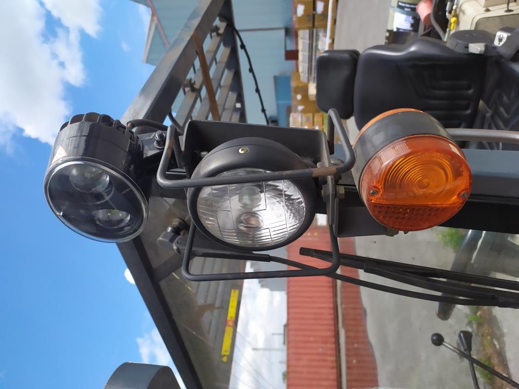 Varias carretillas elevadoras/camiones y vehículos industriales-9