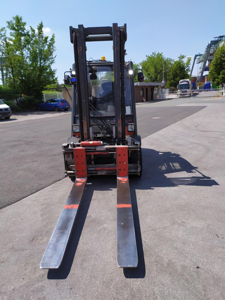 Various forklifts/ industrial trucks and vehicles-3