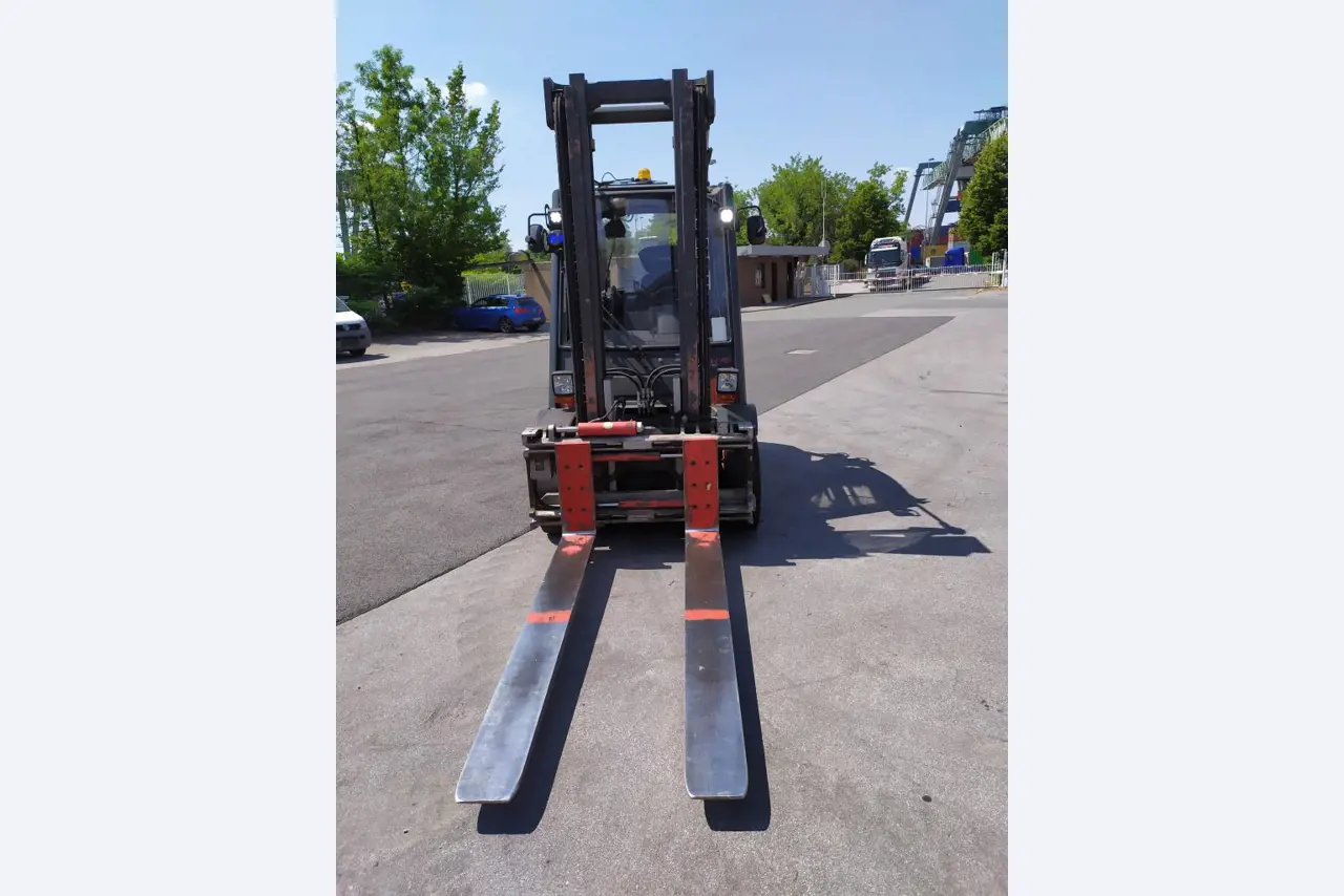 Various forklifts/ industrial trucks and vehicles-3
