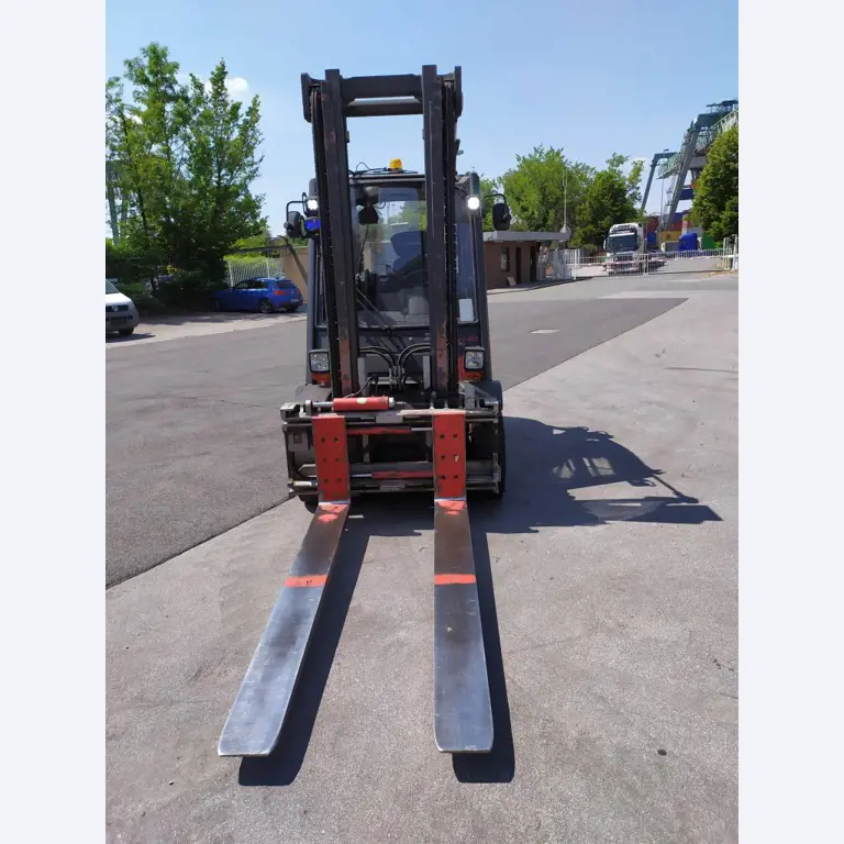 Various forklifts/ industrial trucks and vehicles-3