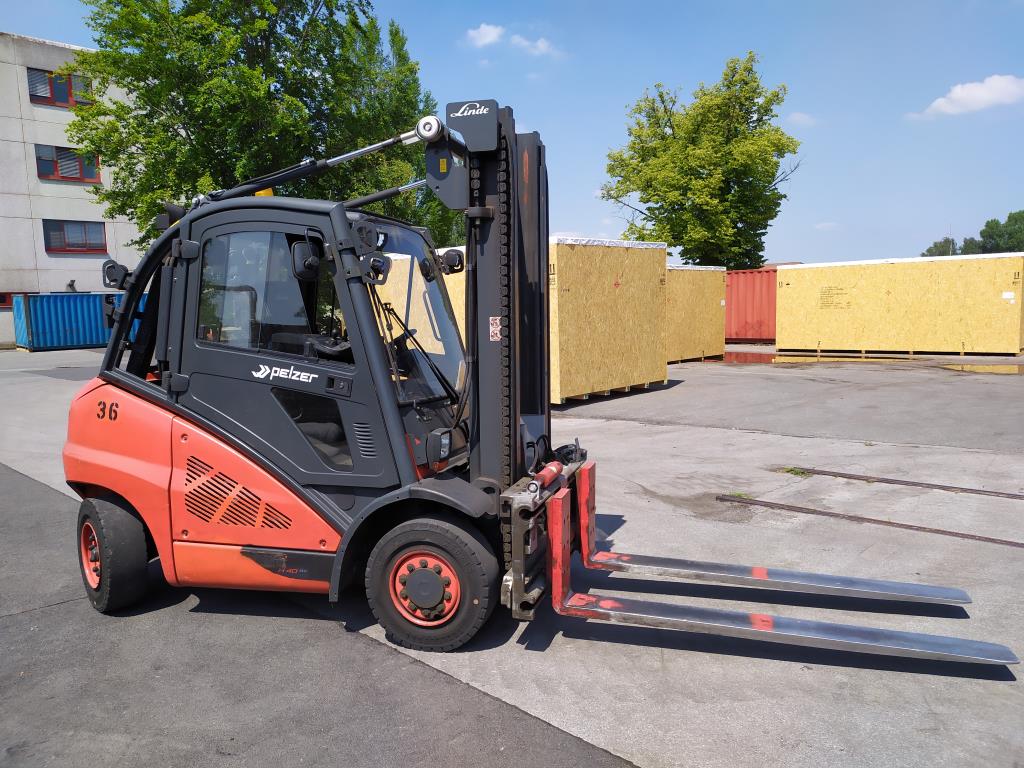 Various forklifts/ industrial trucks and vehicles-4