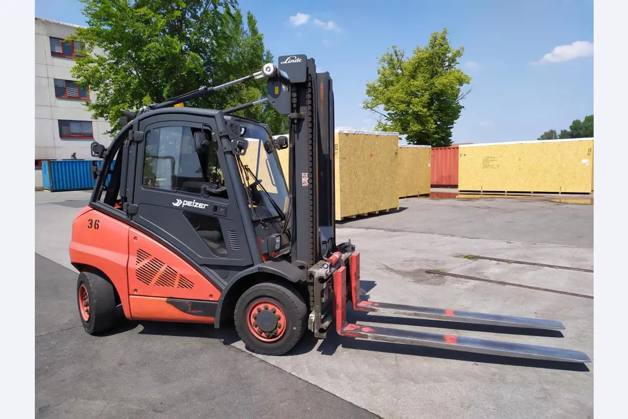 Various forklifts/ industrial trucks and vehicles-4