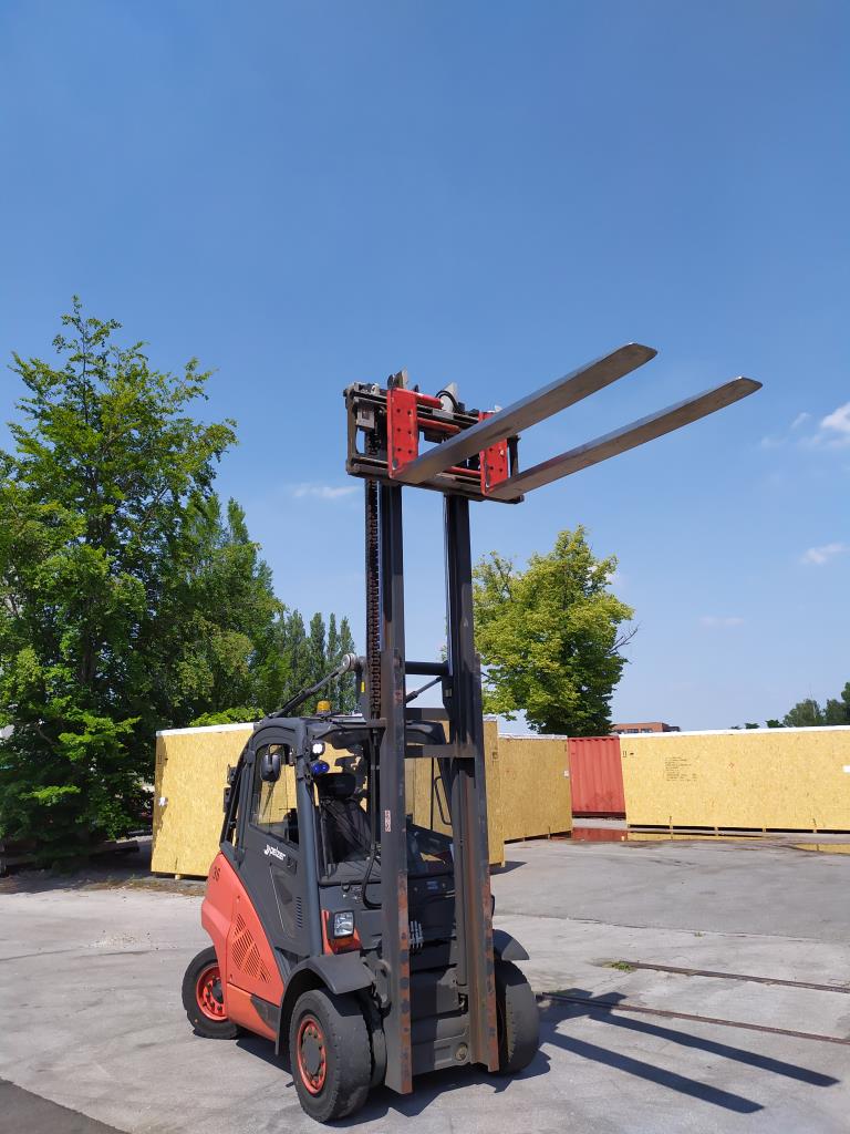 Various forklifts/ industrial trucks and vehicles-5