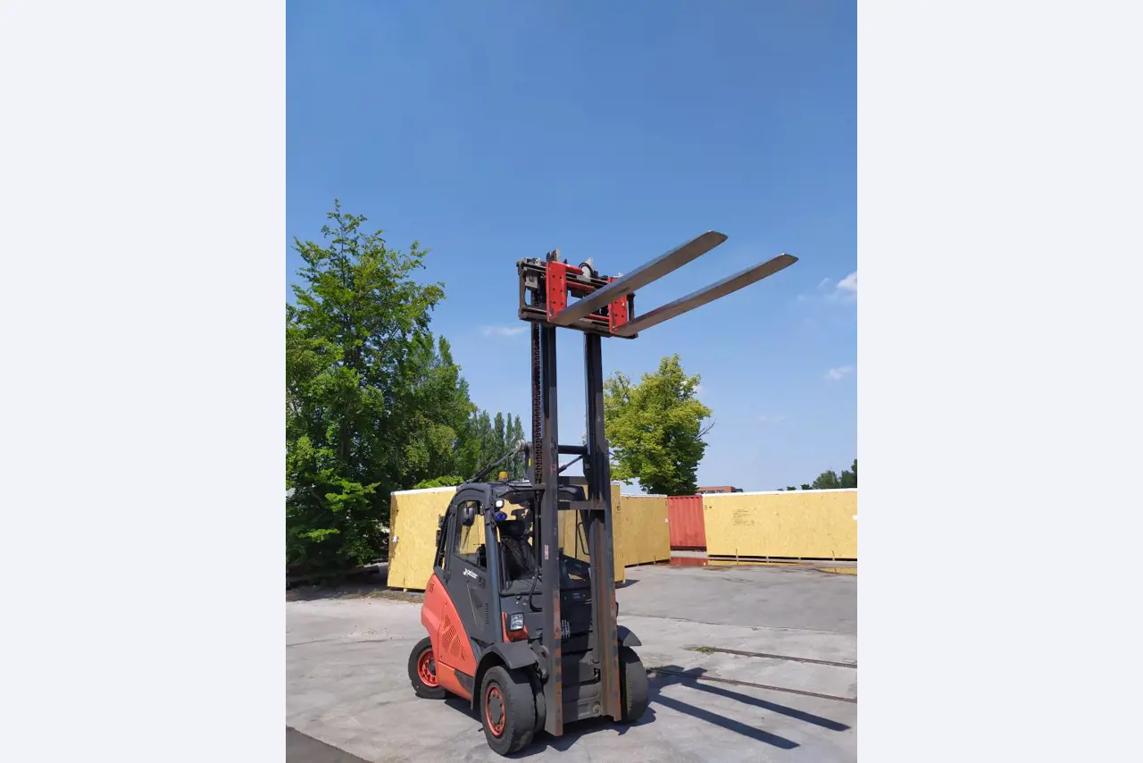 Various forklifts/ industrial trucks and vehicles-5