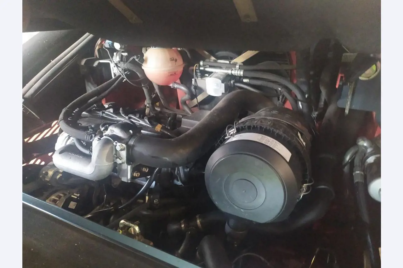 Various forklifts/ industrial trucks and vehicles-8