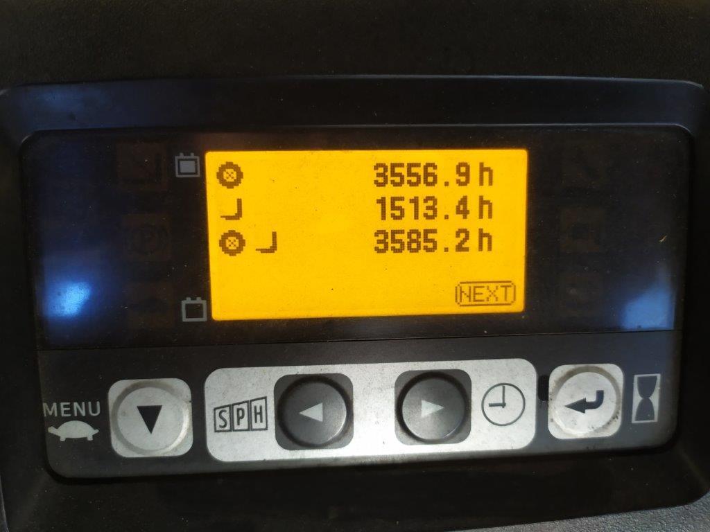 Varias carretillas elevadoras/camiones y vehículos industriales-10