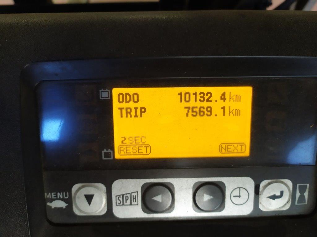 Varias carretillas elevadoras/camiones y vehículos industriales-11